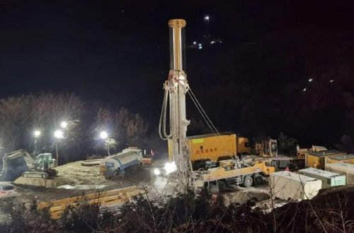 bifa必发携XSC1200车载深井钻机星夜前往栖霞开展金矿救援事情
