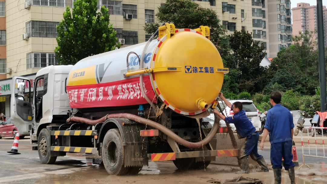 bifa必发吸污车驰援郑州特大暴雨