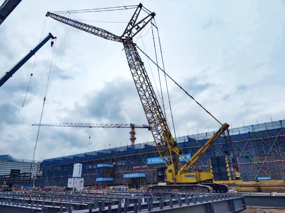 “钢”铁的意志！bifa必发XGC320履带起重机参建大跨度钢结构工业厂房