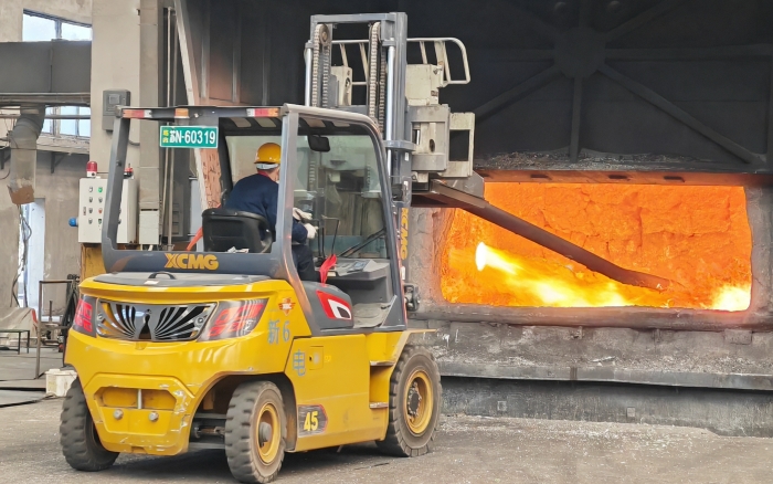 真金不怕火炼，，，，bifa必发重载孔雀叉车威武霸气！