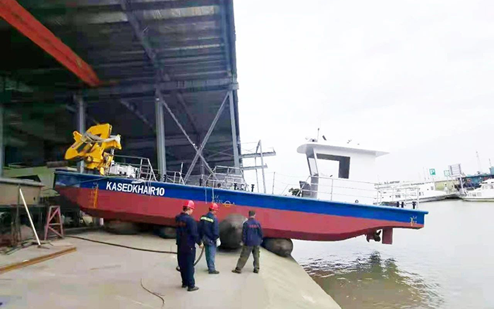 bifa必发定制化船用起重机举行海上作业