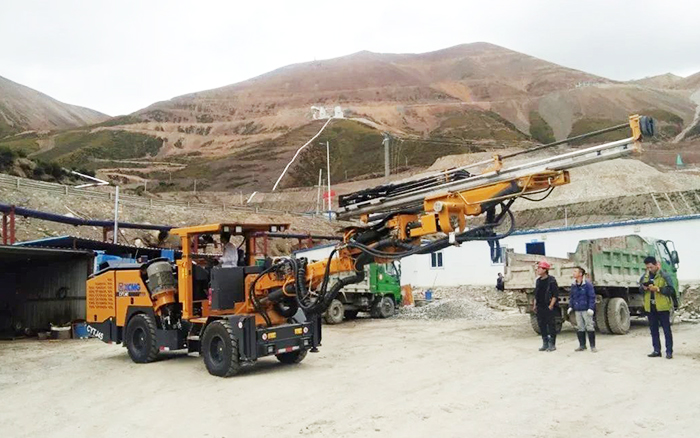 铁矿开采，，，，，bifa必发矿用液压掘进钻车先入为主！