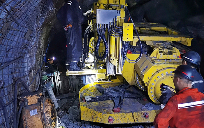 煤矿开采难 bifa必发“机甲兽”来资助