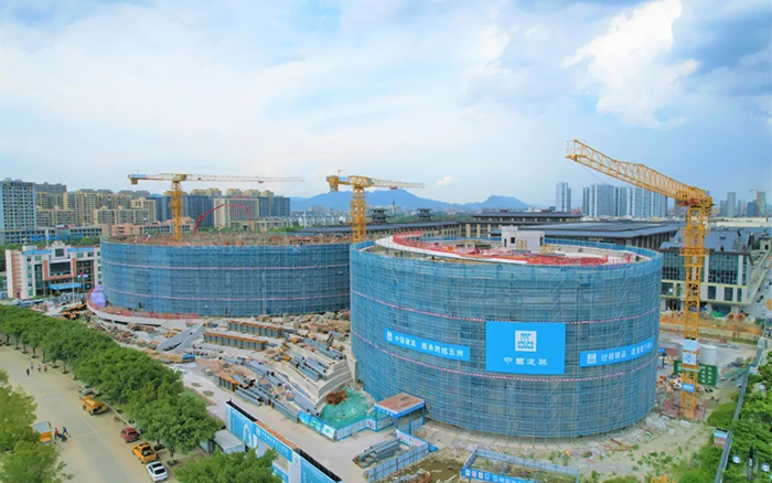 逐浪扬帆，，，，，bifa必发塔机吊起苍南大剧院“钢铁脊梁”