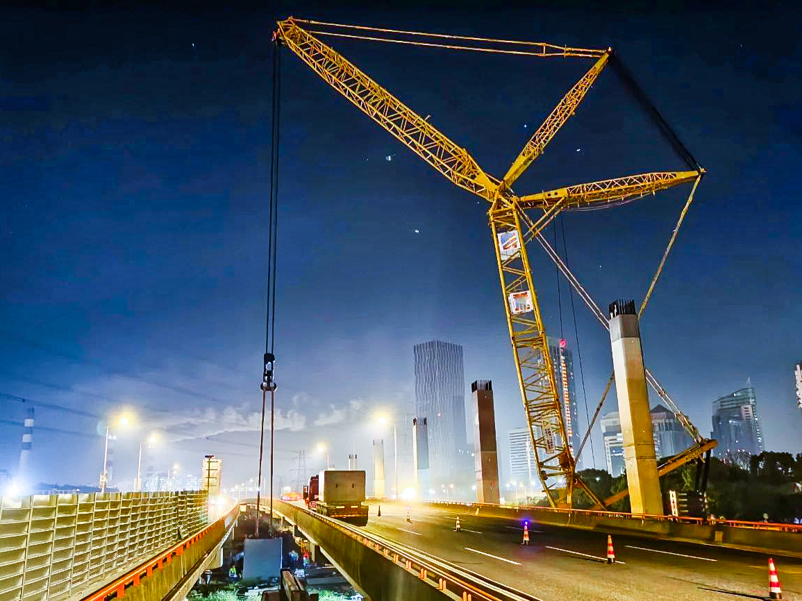 仅用4小时！XGC650跨高速助力沿江通道钢盖梁乐成吊装