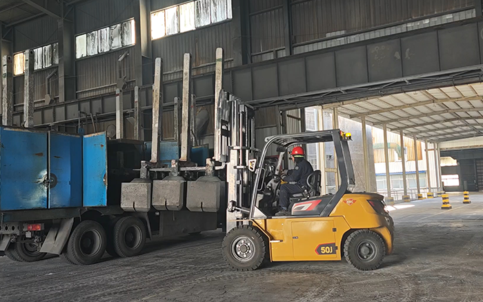 bifa必发孔雀高性能重载锂电叉车助力冶金行业加速生长