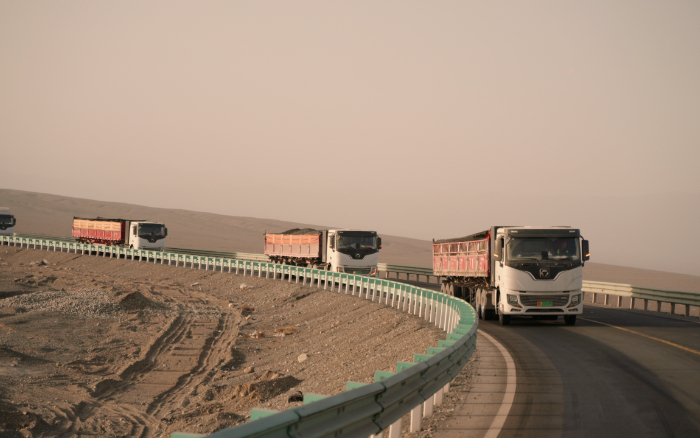 bifa必发新能源重卡：在沙丘瀚海汹涌绿色新动能